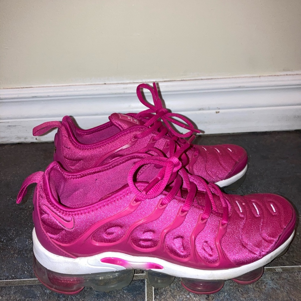 Women’s Vapormax plus hot pink magenta